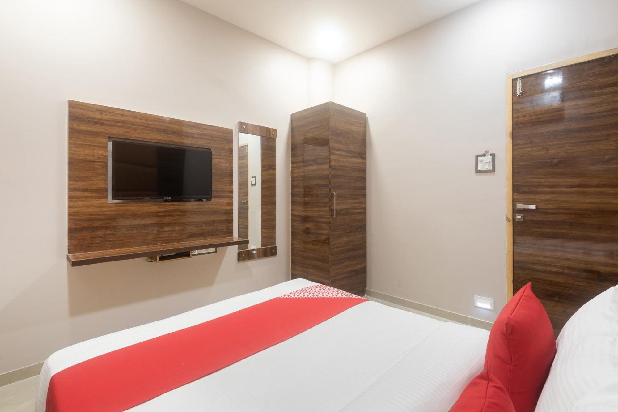 Hotel Blue Executive Near Chhatrapati Shivaji International Airport Βομβάη Εξωτερικό φωτογραφία